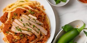 espaguetis de calabacin con boloñesa y pavo o atún